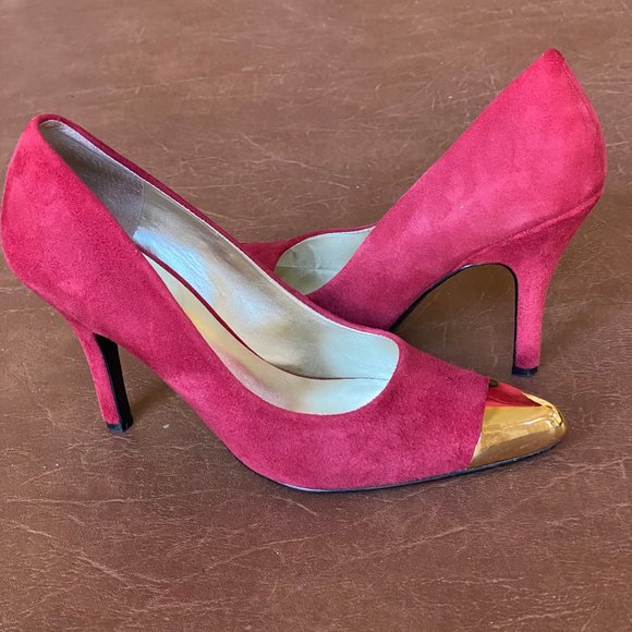 Nine West 6M Red Suede with Gold Toe Cap Pump - Picture 3 of 15